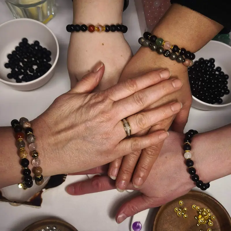 Moment de partage pendant un atelier de création de bracelets en pierres naturelles.