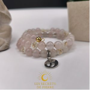 Bracelet d’allaitement en quartz rose et nacre numérotée, avec breloque repère en acier inox.