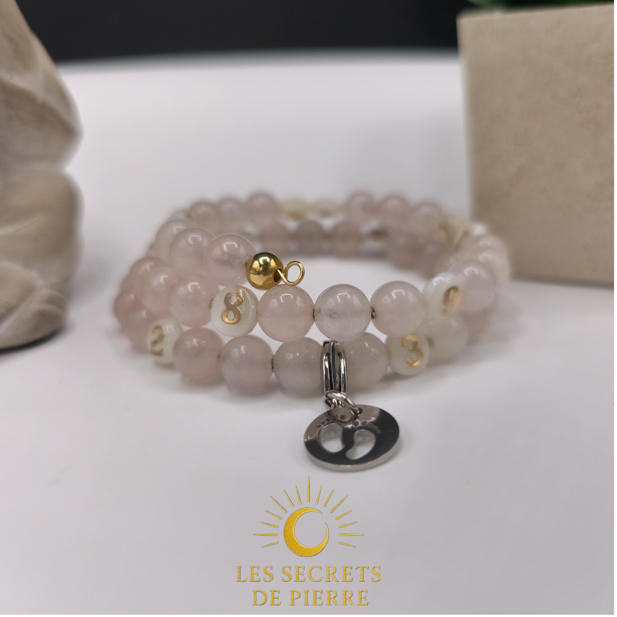 Bracelet d’allaitement en quartz rose et nacre numérotée, avec breloque repère en acier inox.