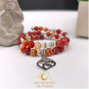 Bracelet d’allaitement en cornaline et nacre numérotée dorée, avec breloque repère en acier inox.