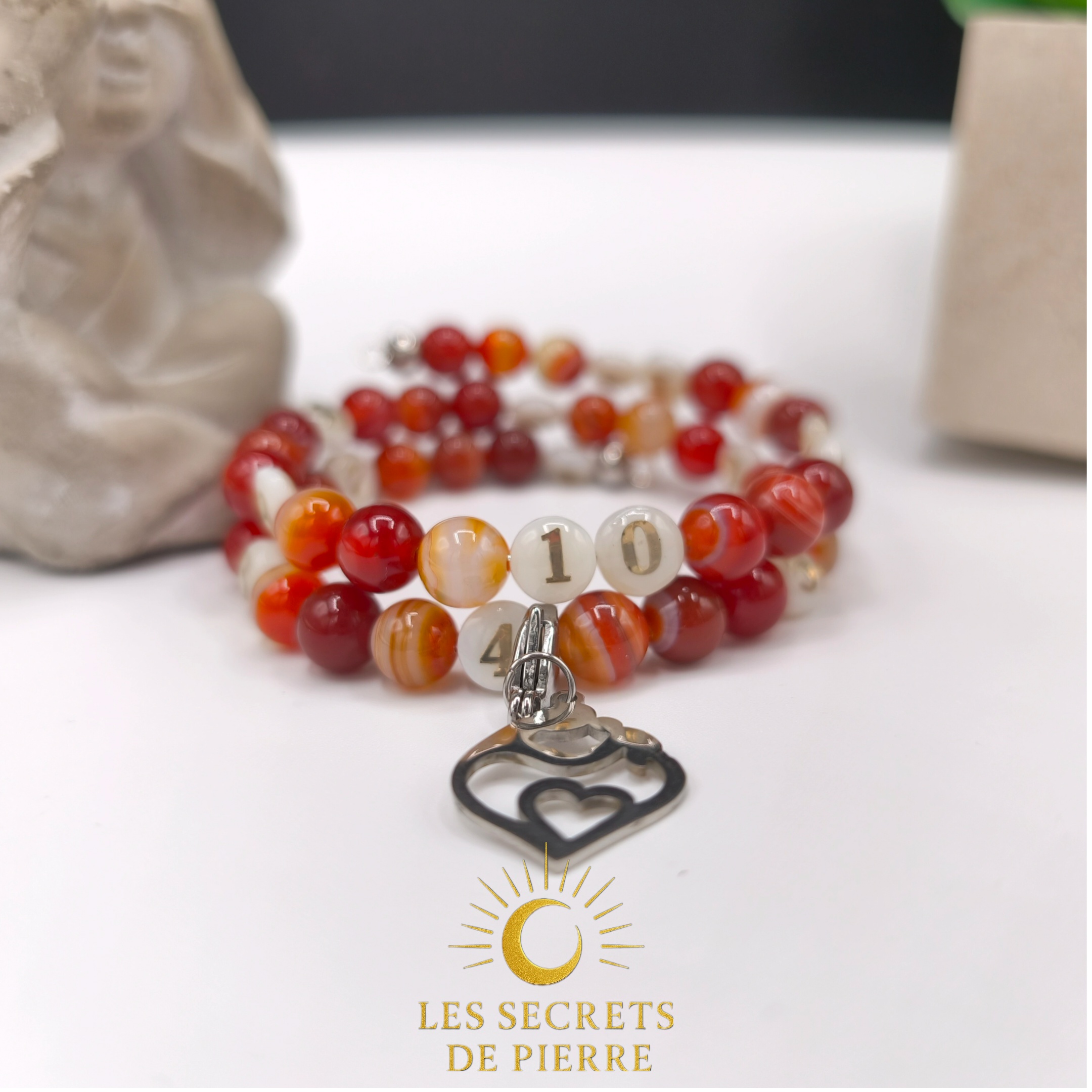 Bracelet d’allaitement en cornaline et nacre numérotée dorée, avec breloque repère en acier inox.