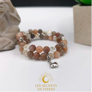 Bracelet d’allaitement en pierre de lune et nacre numérotée dorée, avec breloque repère en acier inox.