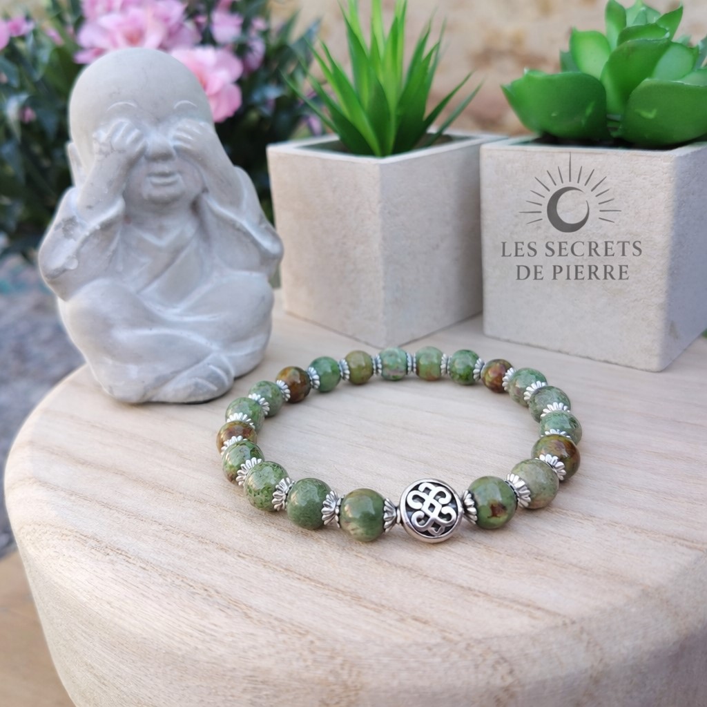 Bracelet en opale verte avec perle centrale en acier inox, symbole de renouveau positif.