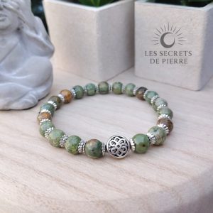 Bracelet en opale verte avec perle centrale en acier inox, symbole de renouveau positif.