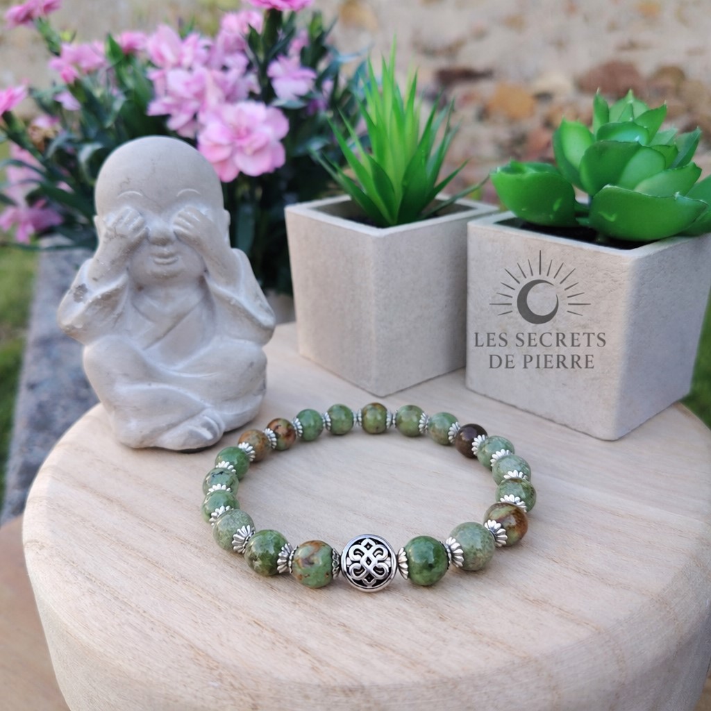 Bracelet en opale verte avec perle centrale en acier inox, symbole de renouveau positif.