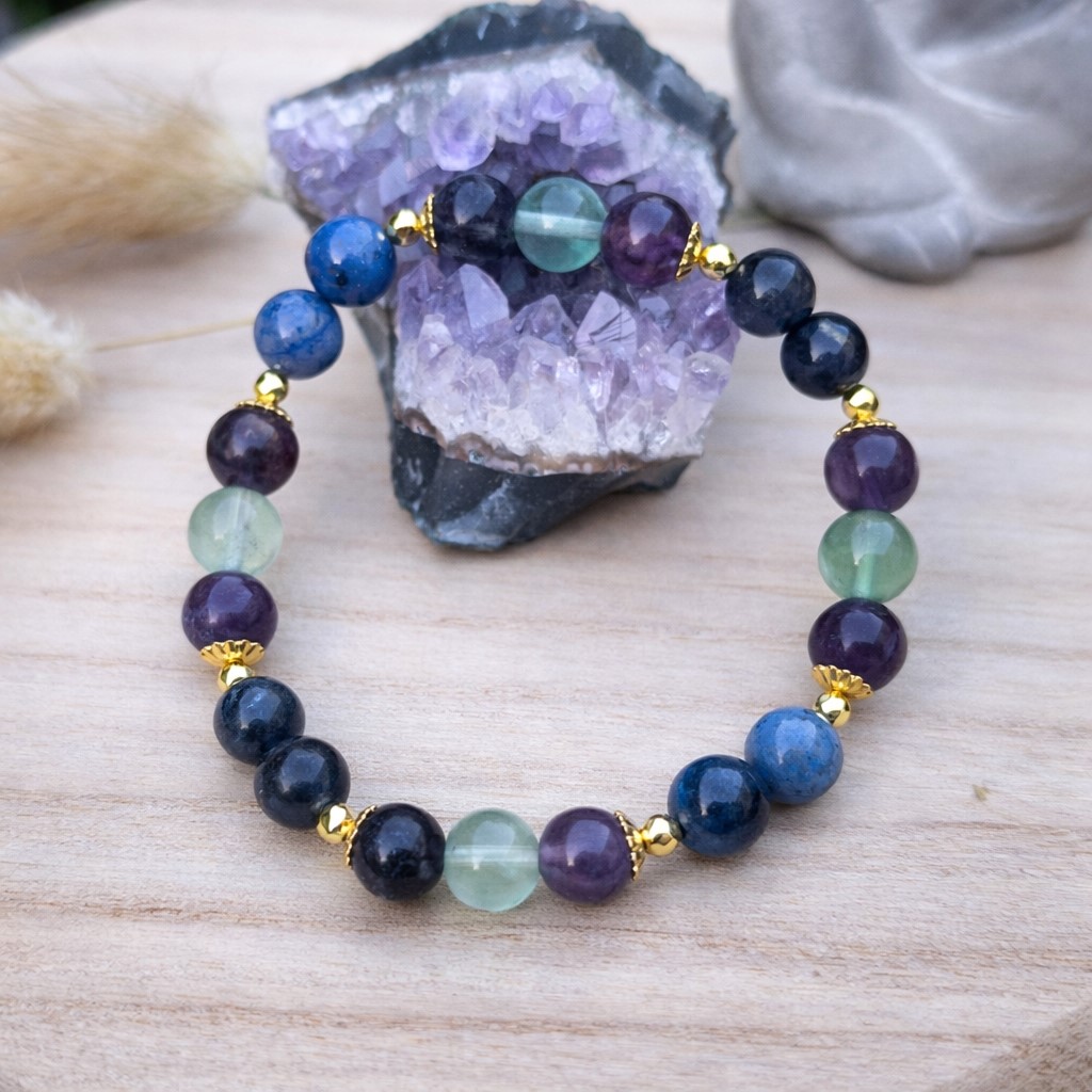 Bracelet concentration et mémoire en fluorite multicolore, iolite et dumortierite.