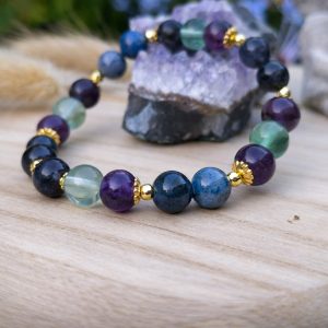 Bracelet concentration et mémoire en fluorite multicolore, iolite et dumortierite.