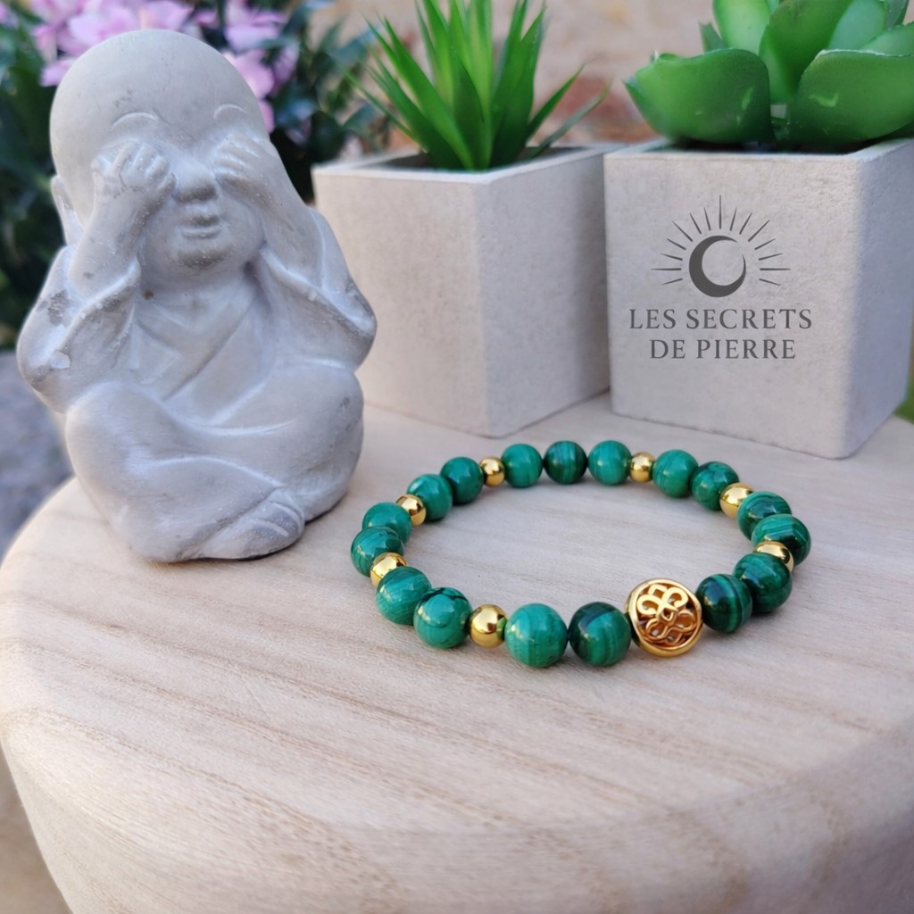 Bracelet en malachite avec perles en acier inox doré et perle décorative inox, confiance et apaisement.