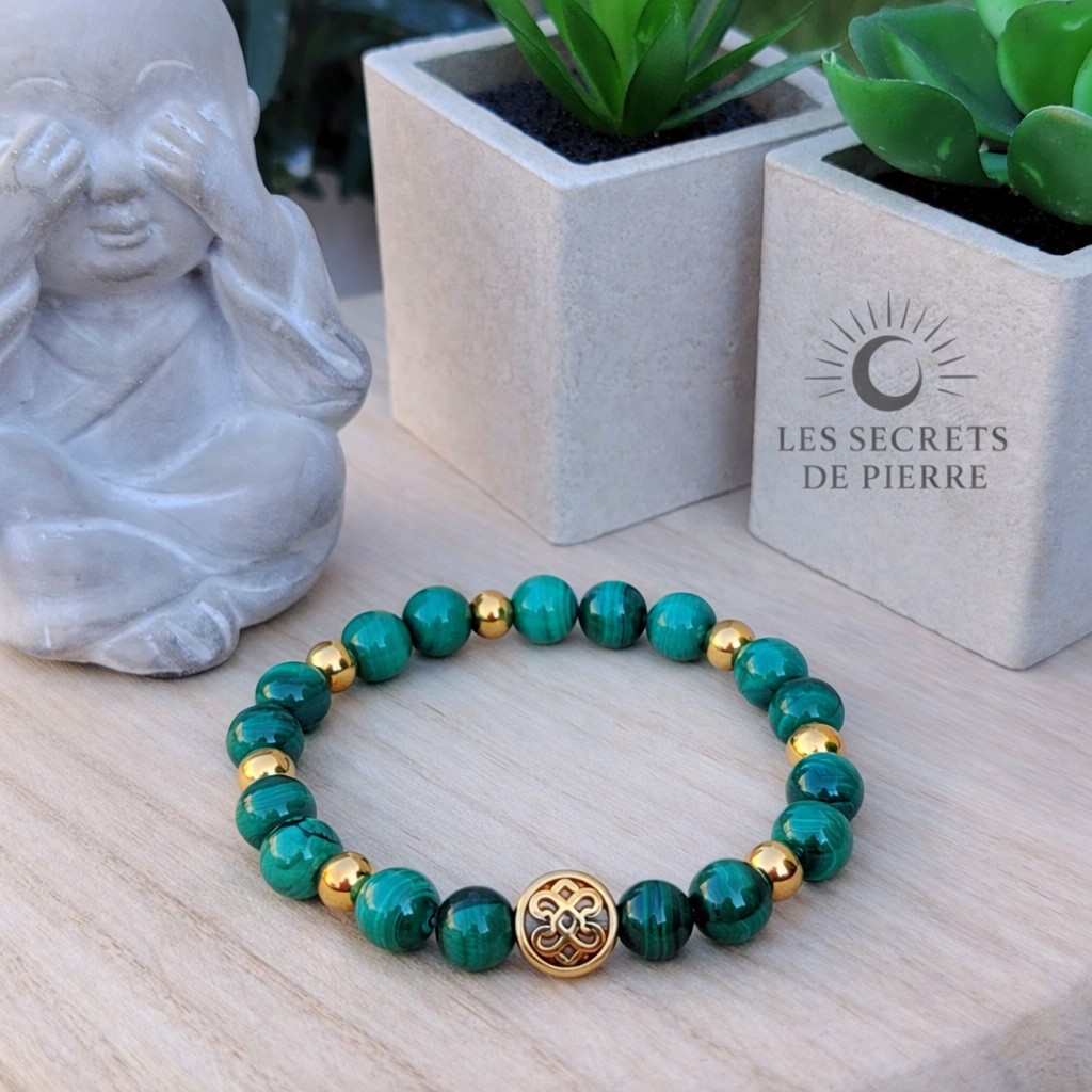 Bracelet en malachite avec perles en acier inox doré et perle décorative inox, confiance et apaisement.