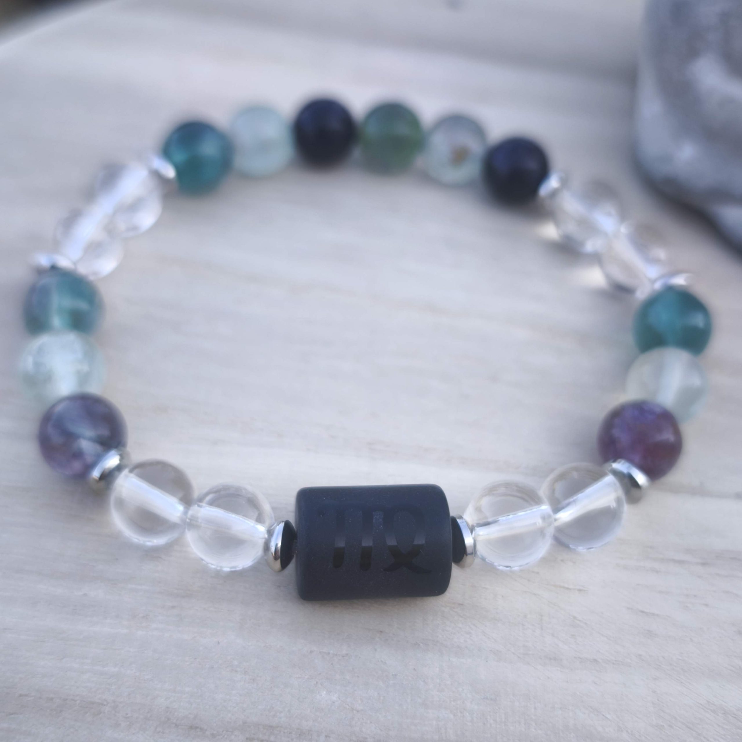 Vierge "Clarté & Lâcher-prise" – Fluorite multicolore, Cristal de roche & Onyx