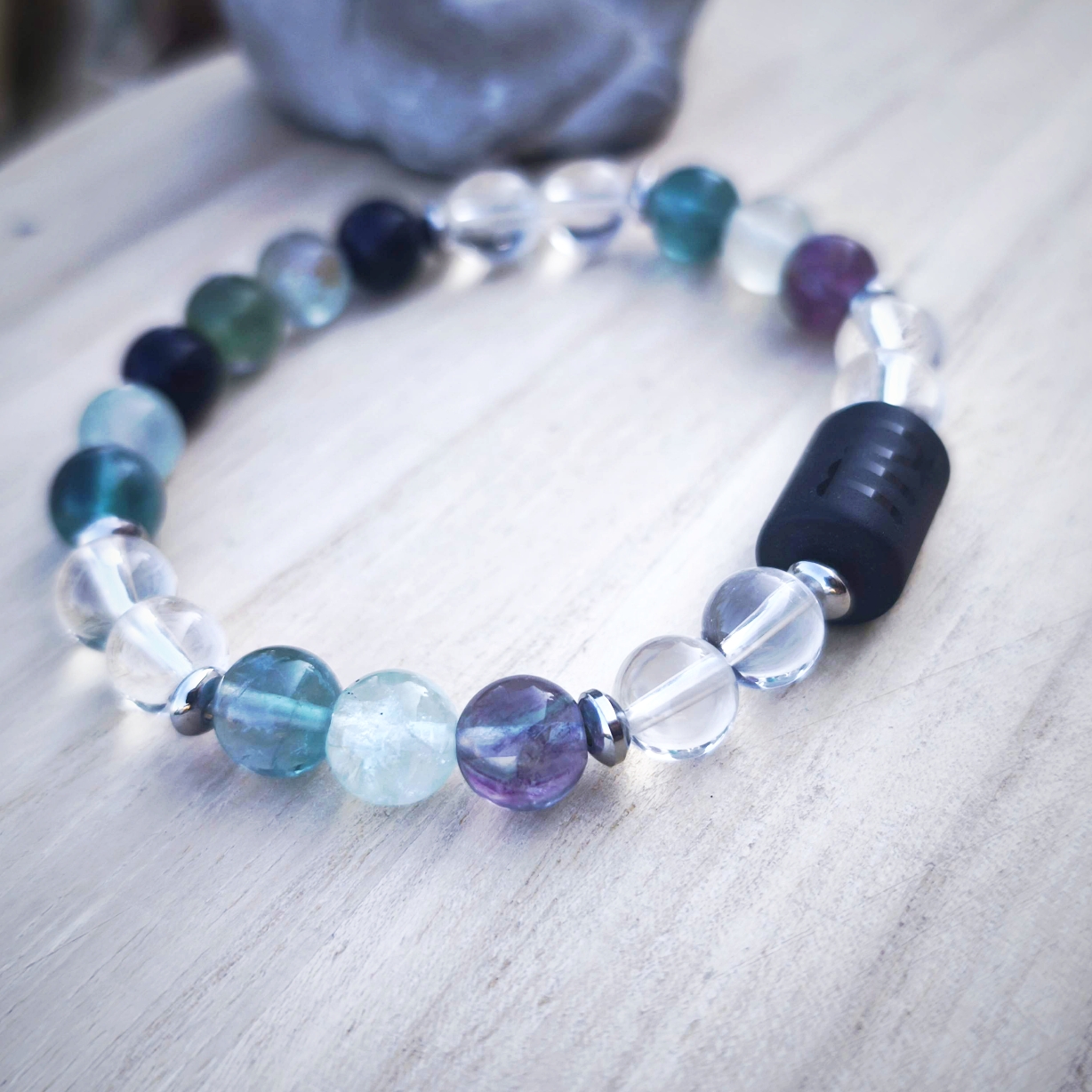 Vierge "Clarté & Lâcher-prise" – Fluorite multicolore, Cristal de roche & Onyx – Image 2