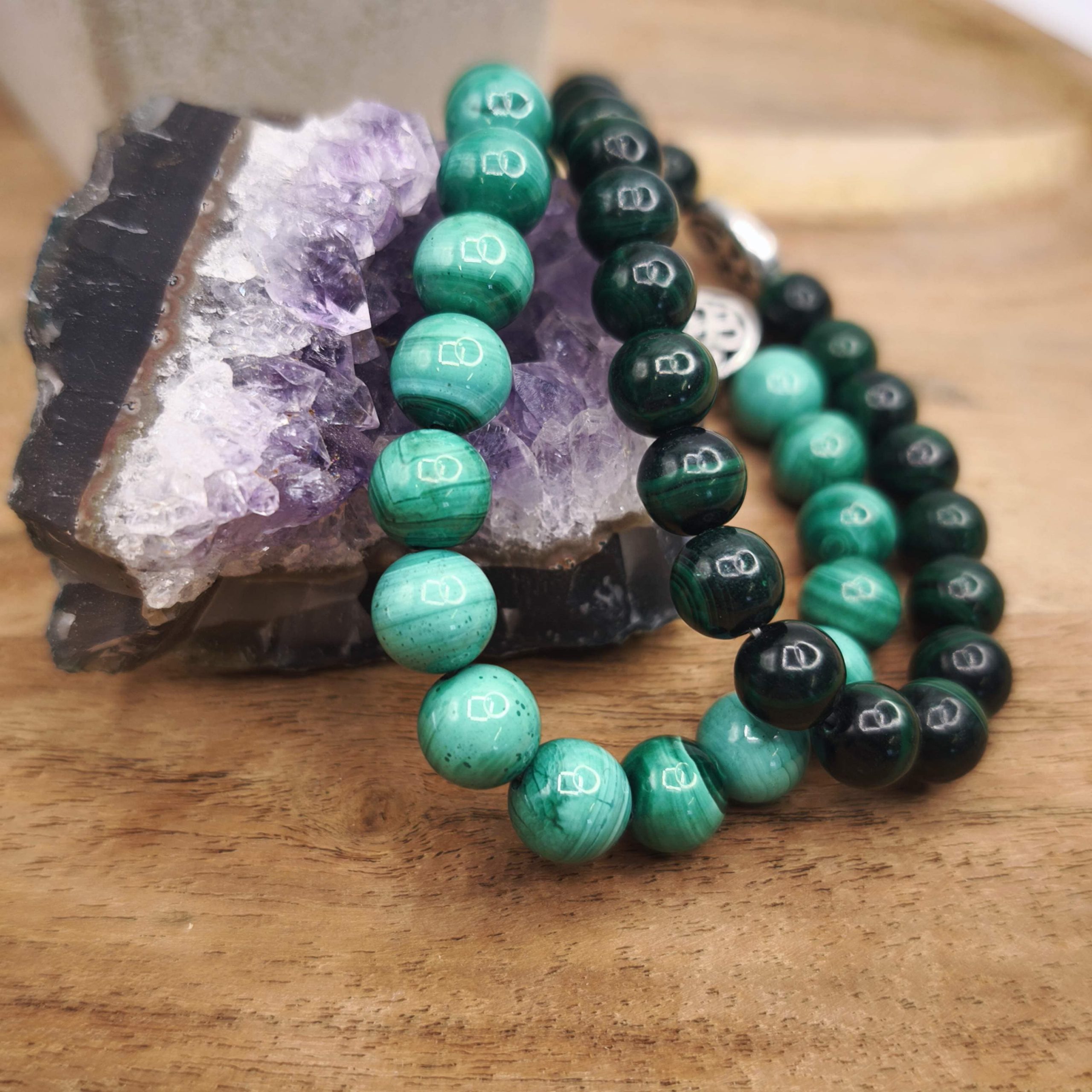 Bracelet en malachite naturelle – transformation et pouvoir du cœur