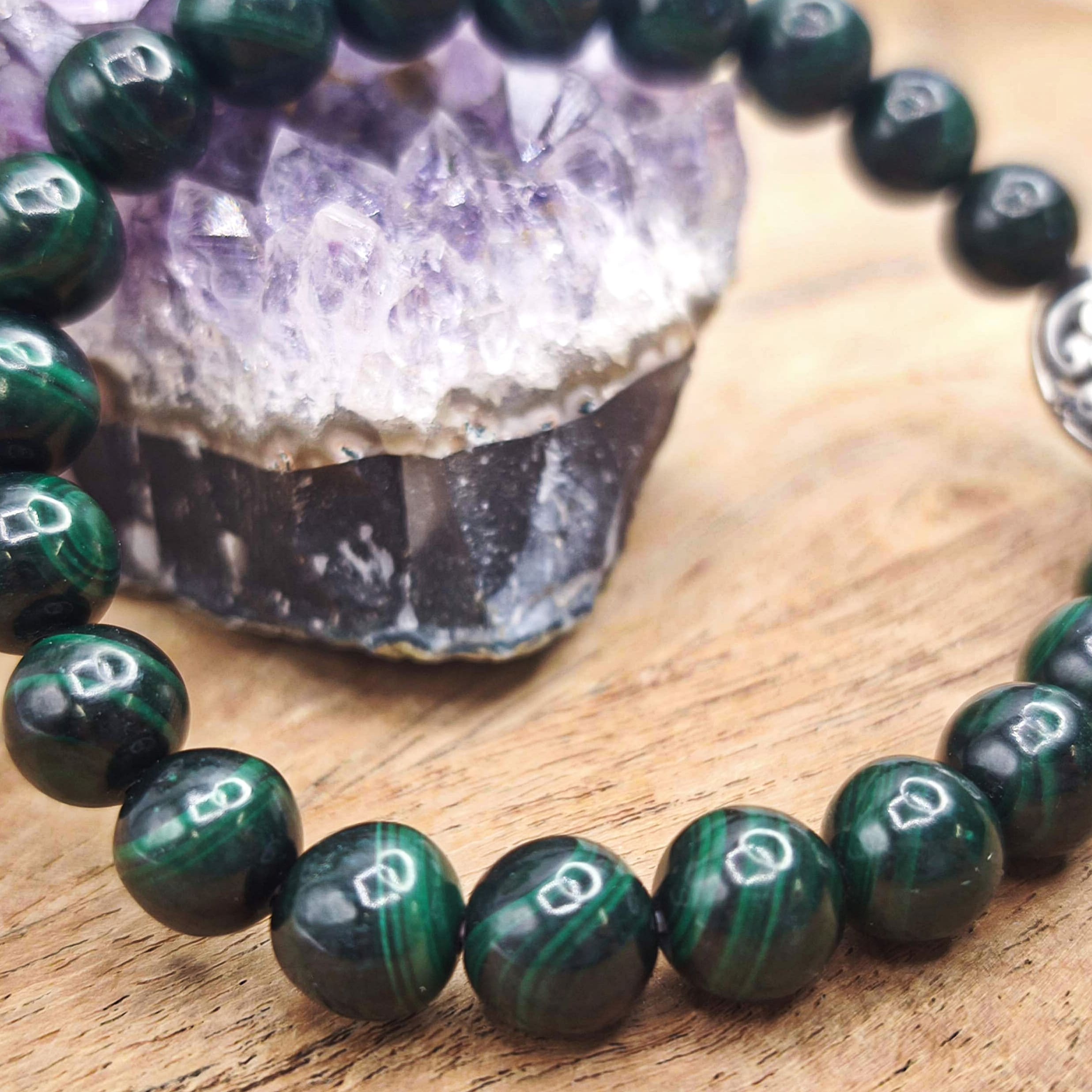 Bracelet en malachite naturelle – transformation et pouvoir du cœur