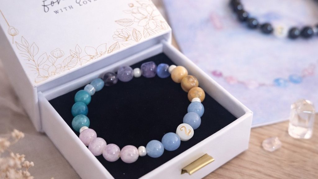 Bracelet parcours de vie personnalisé en numérologie avec pierres naturelles