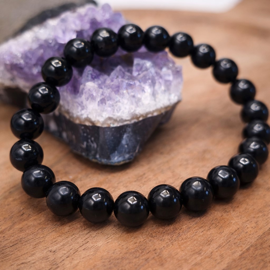 Bracelet en jais noir naturel sur support bois avec géode d’améthyste – bijou de protection énergétique