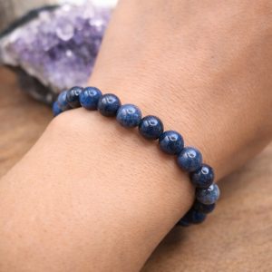 bracelet dumortiérite porté au poignet pierre bleue apaisement mental