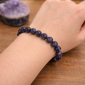 bracelet iolite porté au poignet pierre intuition