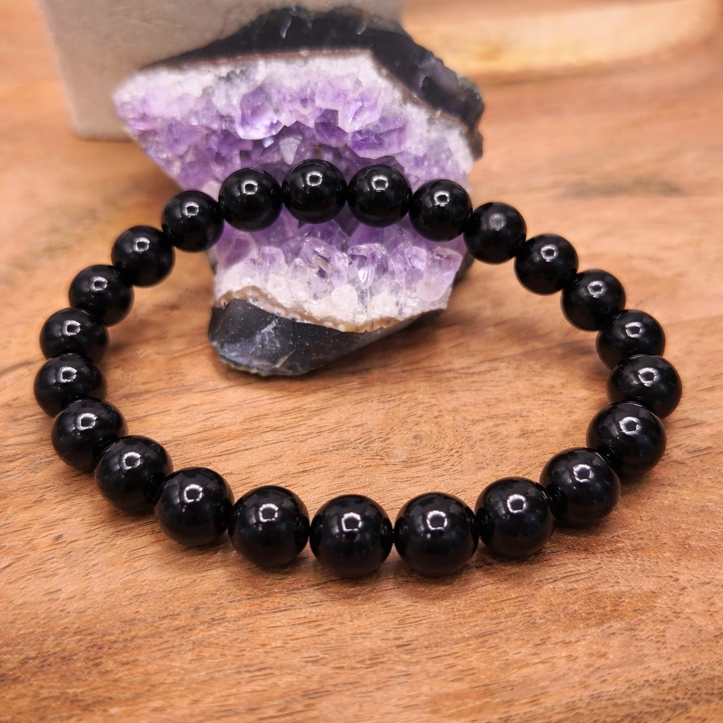 Bracelet en jais noir naturel sur support bois avec géode d’améthyste – bijou de protection énergétique