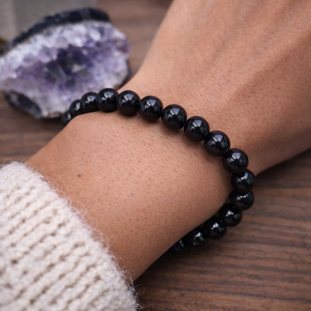 Bracelet en jais noir naturel sur support bois avec géode d’améthyste – bijou de protection énergétique