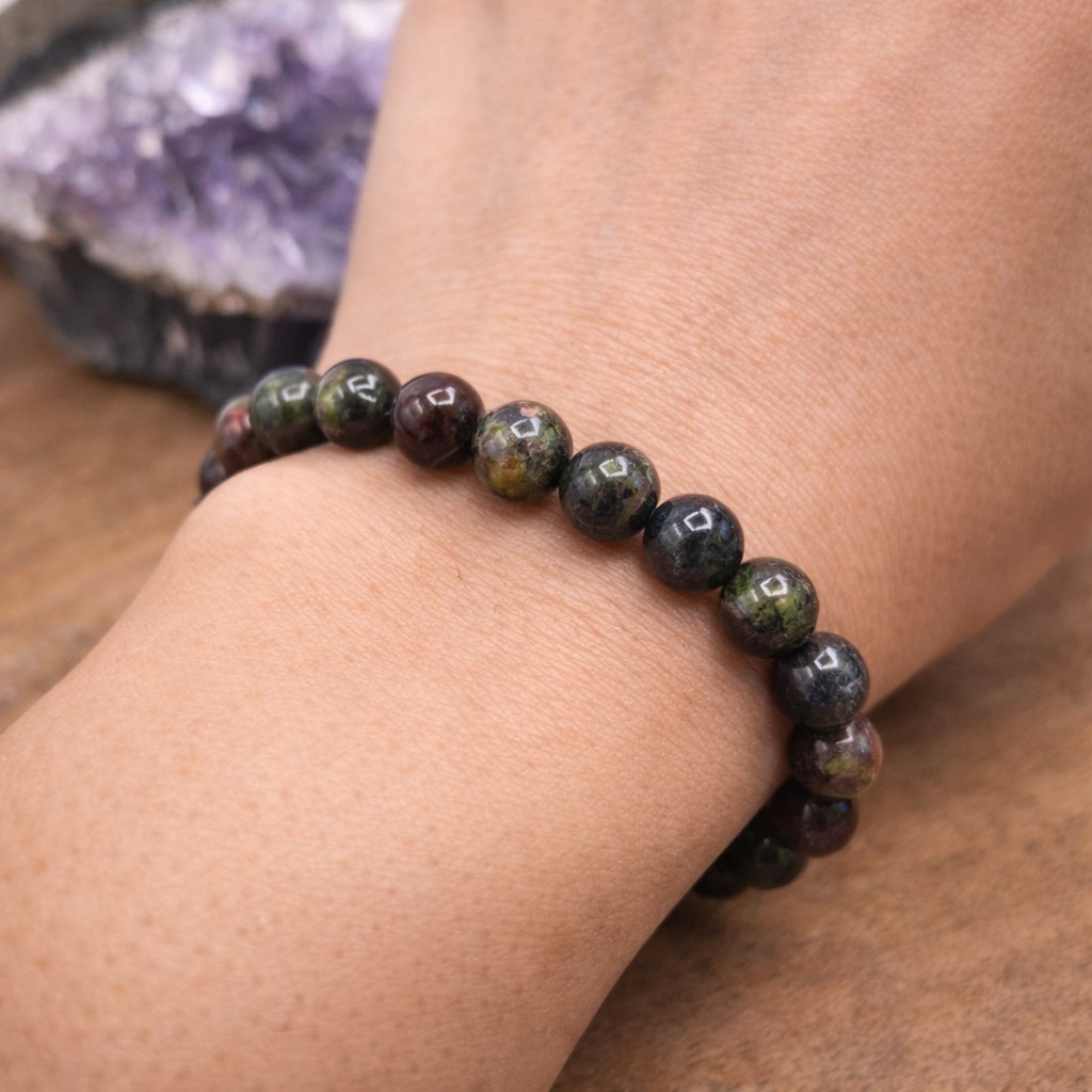 bracelet jaspe sang de dragon porté au poignet pierre naturelle