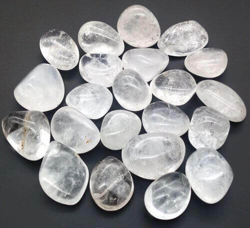 Pierre roulée Cristal de roche AA transparente et naturelle.