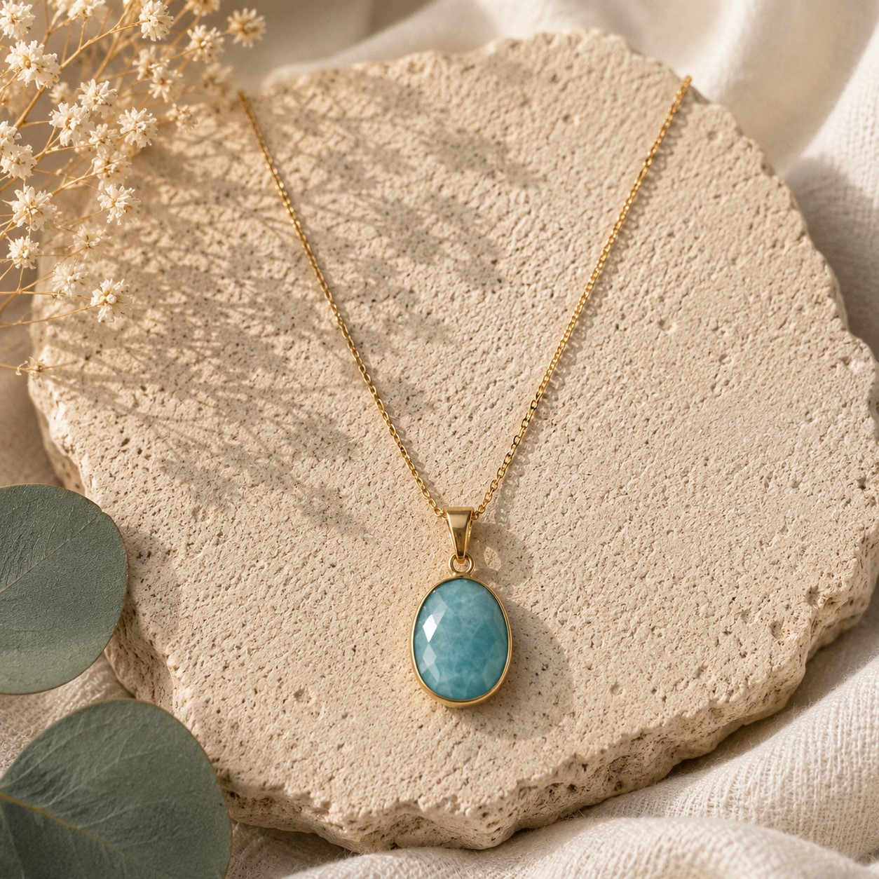 Pendentifs en amazonite du Pérou facettée sertis de cuivre plaqué doré