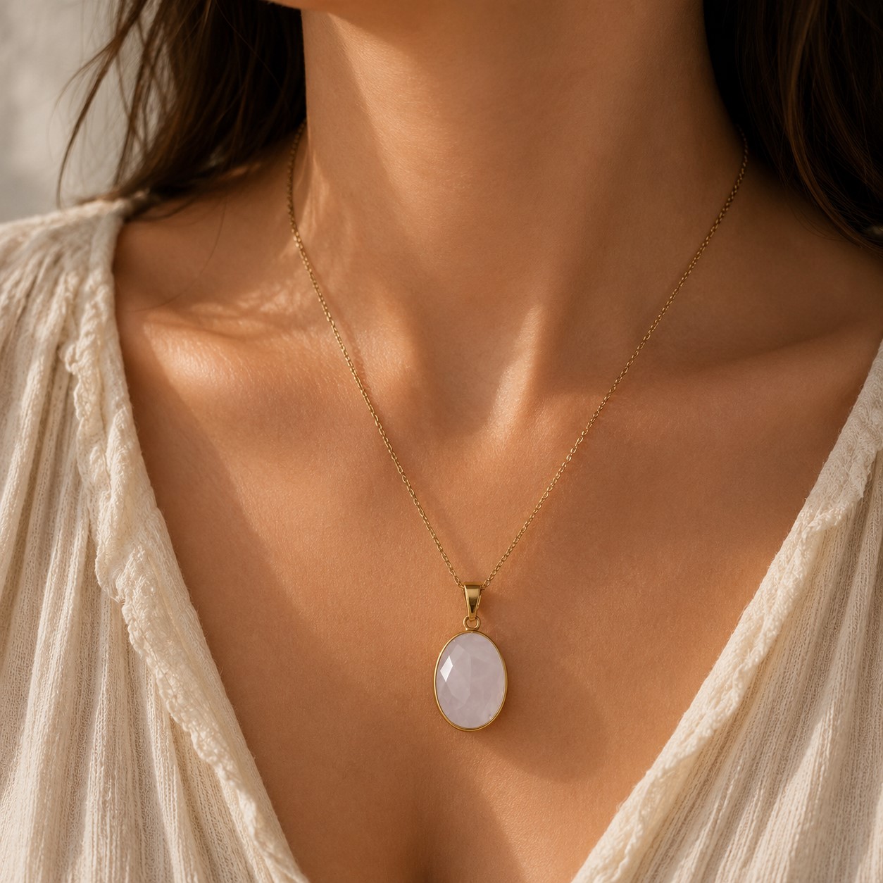 Pendentif quartz rose facetté serti de cuivre plaqué doré