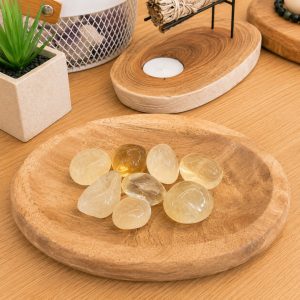 Pierre roulée en citrine naturelle A aux teintes dorées.
