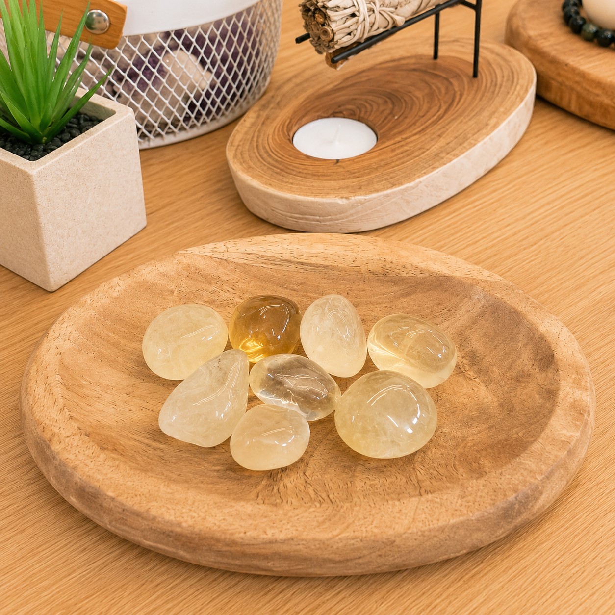 Pierre roulée en citrine naturelle A aux teintes dorées.