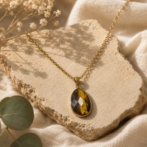Pendentif œil de tigre facetté serti de cuivre plaqué doré