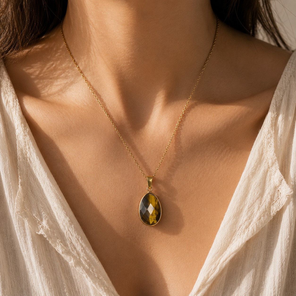 Pendentif œil de tigre facetté serti de cuivre plaqué doré