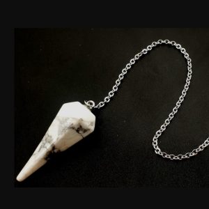 Pendule conique en howlite naturelle 3,5 cm. Outil de radiesthésie favorisant le calme, la sérénité et l'apaisement du mental.