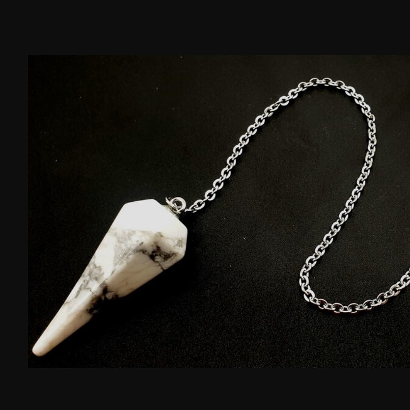 Pendule conique en howlite naturelle 3,5 cm. Outil de radiesthésie favorisant le calme, la sérénité et l'apaisement du mental.