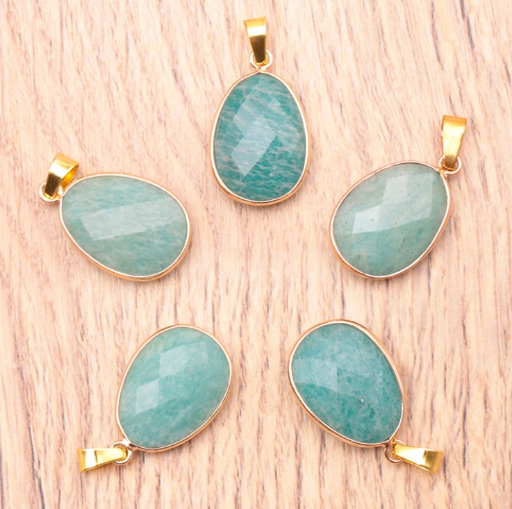 Pendentifs en amazonite du Pérou facettée sertis de cuivre plaqué doré
