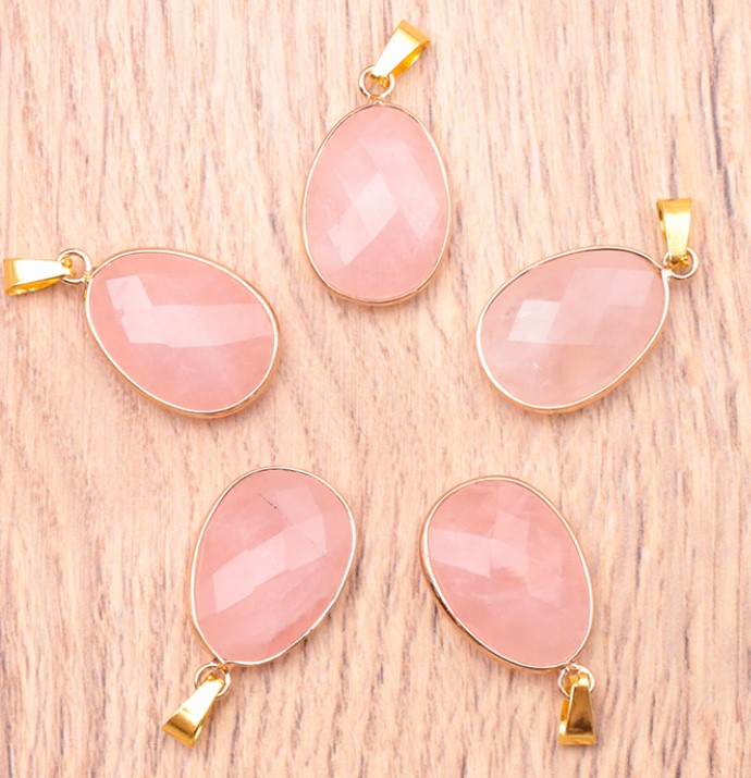 Pendentif quartz rose facetté serti de cuivre plaqué doré