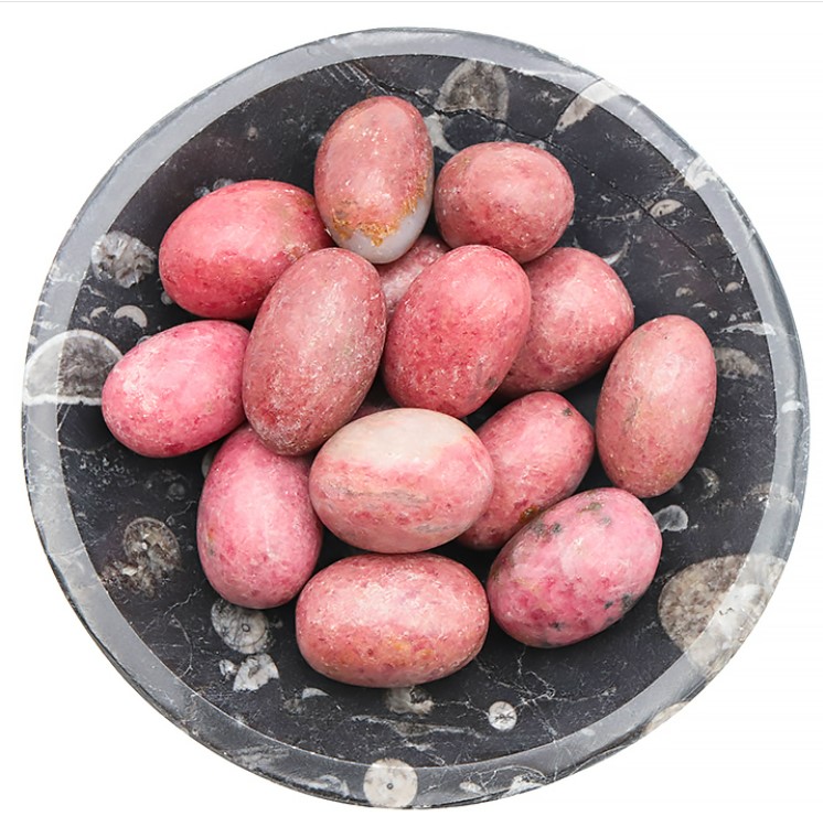 Pierre roulée Rhodonite AA+ de Madagascar aux nuances roses et noires.